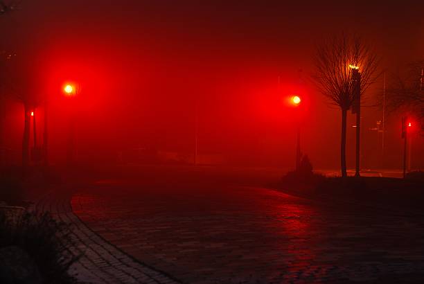 città di notte - semaforo rosso foto e immagini stock