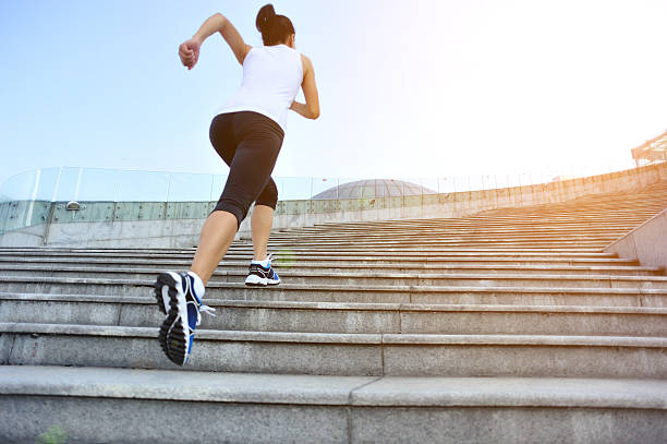corredor atleta a correr em escadas. - asian ethnicity jogging female women imagens e fotografias de stock