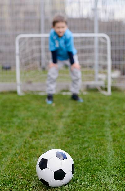 мало футбол вратарь сохранения цели - playing field goalie soccer player little boys стоковые фото и изображения