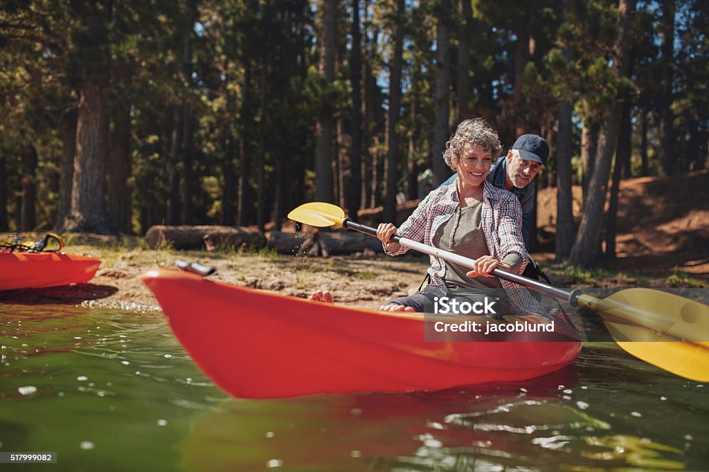Mujer madura aprender a fila de en kayak - Foto de stock de Tercera edad libre de derechos