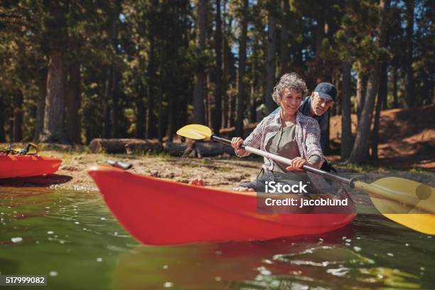 Mujer Madura Aprender A Fila De En Kayak Foto de stock y más banco de imágenes de Tercera edad - Tercera edad, Piragüismo, Kayak - Piragüismo y canotaje