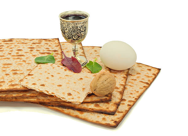cuisine juive de pâque juive symboles - passover judaism seder kiddush cup photos et images de collection