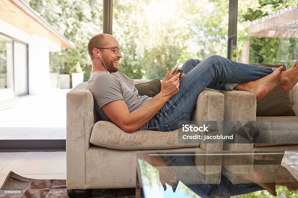 protest Ruwe slaap eiwit Man Relaxing On Sofa Using Tablet Pc Stock Photo - Download Image Now -  Listening, Digital Tablet, Men - iStock