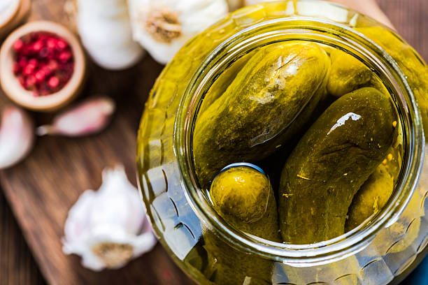 piqueladas cornichões em boião, fermentados alimentos - cucumber pickled imagens e fotografias de stock