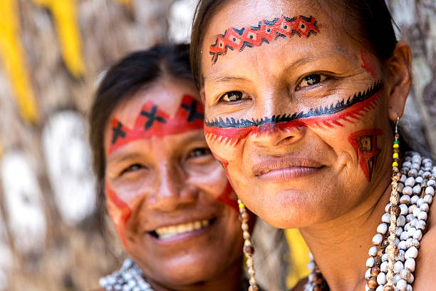 nativo antigo retrato de mulher do brasil - native american north american tribal culture women mature adult imagens e fotografias de stock