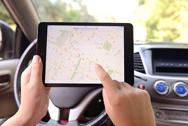 навигация с apple ipad mini - luxury car women smart phone стоковые фото и изображения