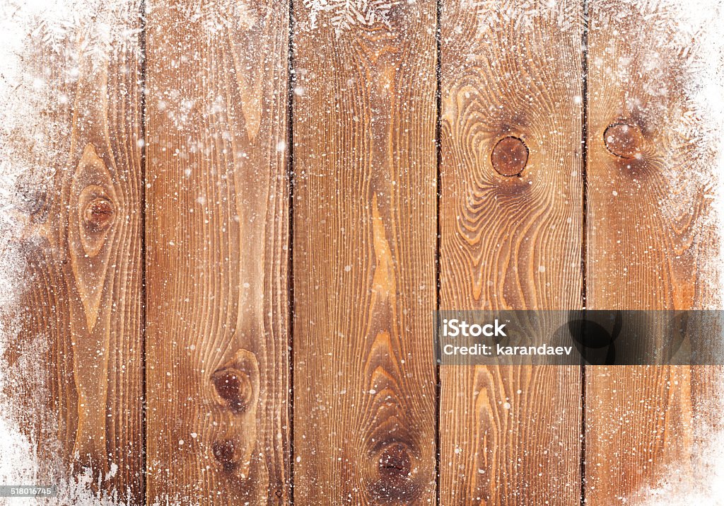 Vecchio legno con la neve - Foto stock royalty-free di Legno