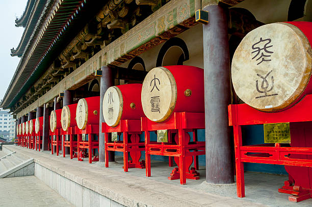 tambores da torre do sino em xian - xian tower drum china - fotografias e filmes do acervo