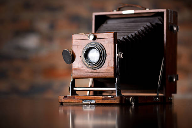 ancienne vieille photo caméra sur la table en bois - focal photos et images de collection
