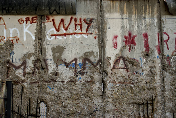 muro di berlino - east germany berlin germany graffiti wall foto e immagini stock