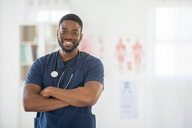 간호사 계약별로 적용되기 직장에서 - male nurse black nurse doctor 뉴스 사진 이미지