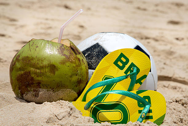 cultura brasileña : el verano playa y de fútbol - brazil beach copacabana beach recreational pursuit fotografías e imágenes de stock