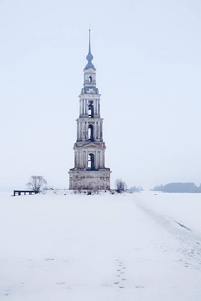 Zalana dzwonnica w śniegu – zdjęcie