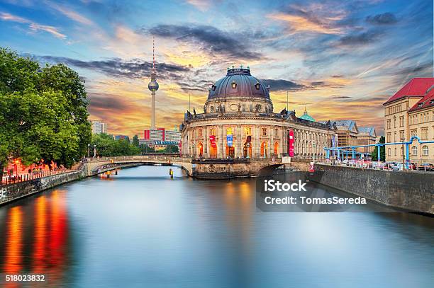 Photo libre de droit de Île Des Musées Sur La Rivière Spree Dans Le Centre De Berlin En Allemagne banque d'images et plus d'images libres de droit de Berlin