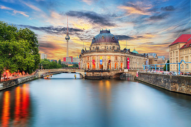 musei dell'isola sul fiume sprea nel centro di berlino, germania - spree river foto e immagini stock