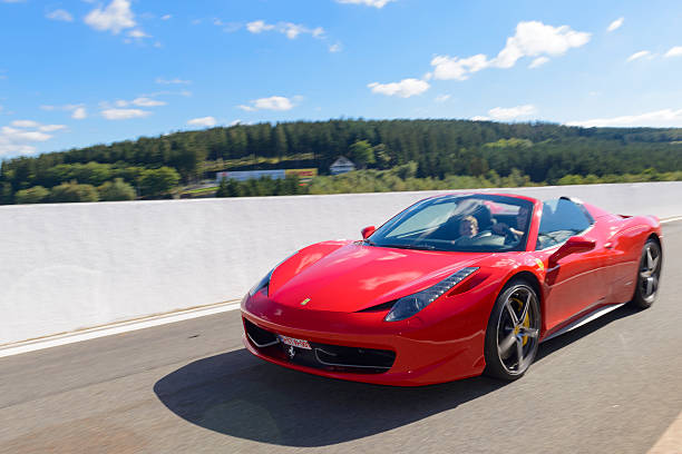 ferrari 458 spider voiture de sport - luxury sports car red supercar photos et images de collection