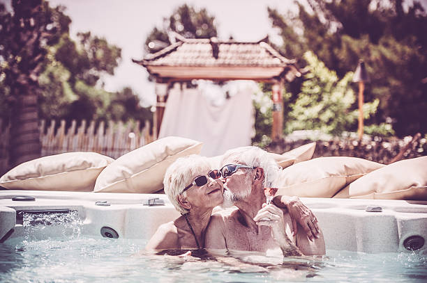 radosny starsza para cieszyć się lato vaccation w jacuzzi - couple hot tub spa treatment health spa zdjęcia i obrazy z banku zdjęć