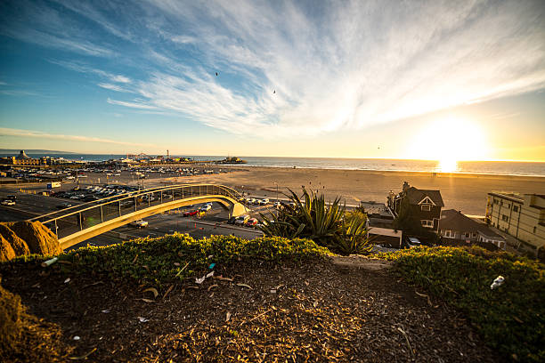 pôr do sol no porto de santa monica na califórnia, eua - santa monica pier beach panoramic santa monica imagens e fotografias de stock