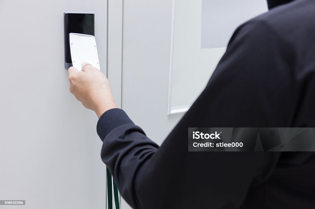 Contacto de teclado de mano con tarjeta de seguridad con alarma - Foto de stock de Tarjeta de felicitación libre de derechos