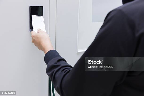 Contacto De Teclado De Mano Con Tarjeta De Seguridad Con Alarma Foto de stock y más banco de imágenes de Tarjeta de felicitación