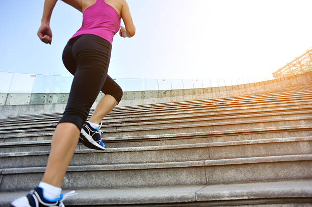 corredor de atleta corriendo por las escaleras. - staircase running moving up jogging fotografías e imágenes de stock