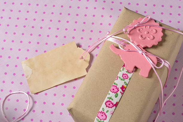 regalo envueltas en papel reciclable, cintas y etiquetas de flor - cardoard fotografías e imágenes de stock