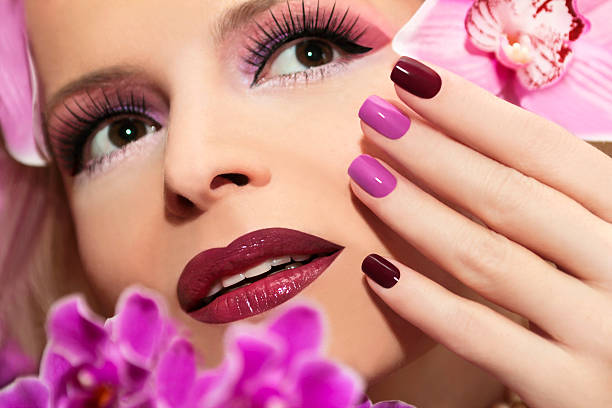 manicure z orchidea. - make up fashion beauty sullen zdjęcia i obrazy z banku zdjęć