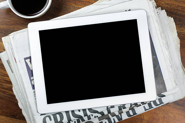 digital tablet com tela em branco no jornal - newspaper business close up nobody imagens e fotografias de stock