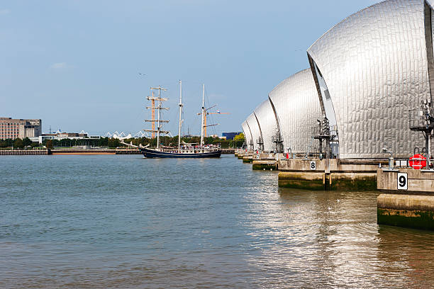 smukły żaglowiec i zapora na tamizie - thames flood barrier zdjęcia i obrazy z banku zdjęć