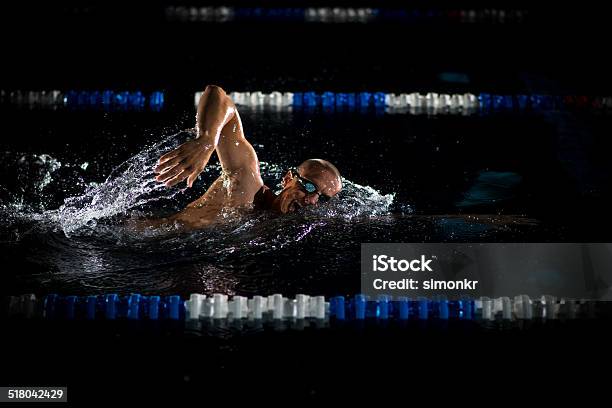 Junger Mann Schwimmen Crawl Vorne Stockfoto und mehr Bilder von Schwimmen - Schwimmen, Schwarzer Hintergrund, Sachverstand