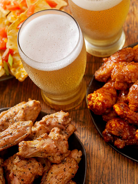 cerveza y alas - beer wing spicy chicken wings chicken wing fotografías e imágenes de stock