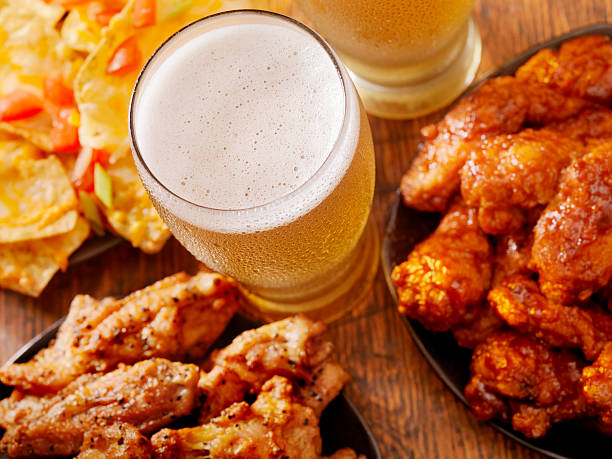 wings und bier - serving food restaurant chicken stock-fotos und bilder