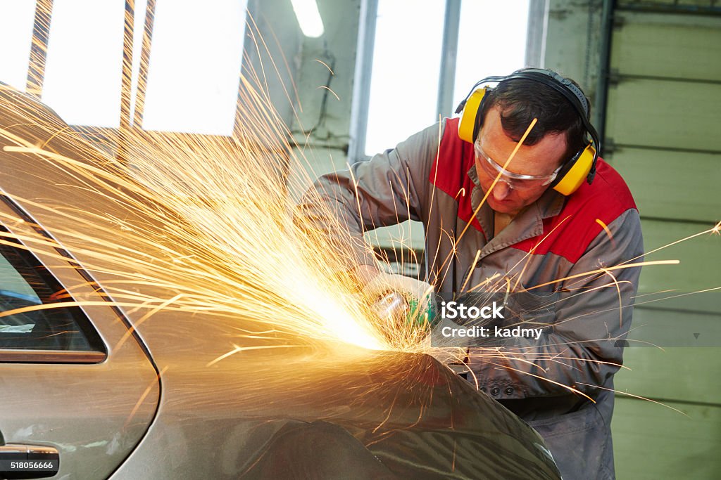 Zusammenstoß Reparaturarbeiten Dienst. Mechaniker Abreibungen Auto Körper durch Schleifmaschine - Lizenzfrei Reparieren Stock-Foto