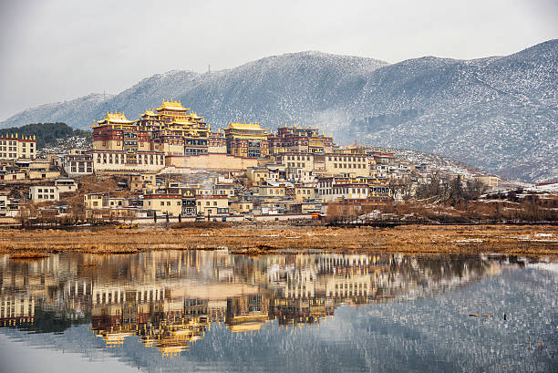 templo songzanlin también conocido como el monasterio de ganden sumtseling - lhasa fotografías e imágenes de stock