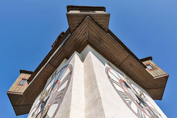 старая башня с часами уртурм крупным планом в земли, грац, австрия - graz clock tower clock austria стоковые фото и изображения