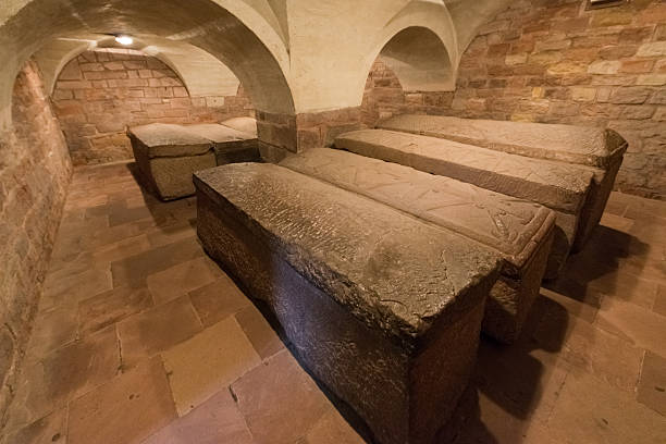 tomba della cattedrale di san pietro a viti senza fine germania - stone coffin foto e immagini stock