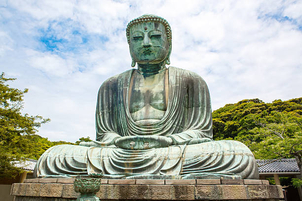 der groß buddha-kamakura, japan. - hase temple stock-fotos und bilder