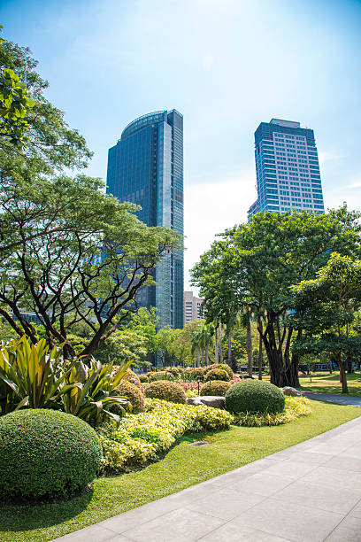 rascacielos en manila, filipinas - manila philippines makati city fotografías e imágenes de stock