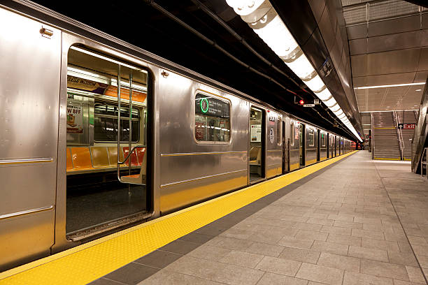 stations de métro à la station de métro rue 34 hudson yards - subway station subway train new york city people photos et images de collection