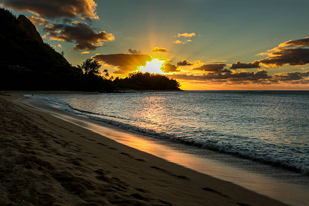 túneles atardecer en la playa de kauai - makana peak fotografías e imágenes de stock