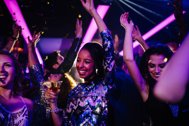 felices jóvenes amigos teniendo una fiesta divertida con confeti y cócteles - disco dancing fotografías e imágenes de stock