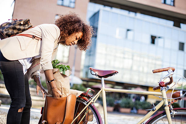 女性ビジネスでの忙しい都市生活 - bicycle shop ストックフォトと画像