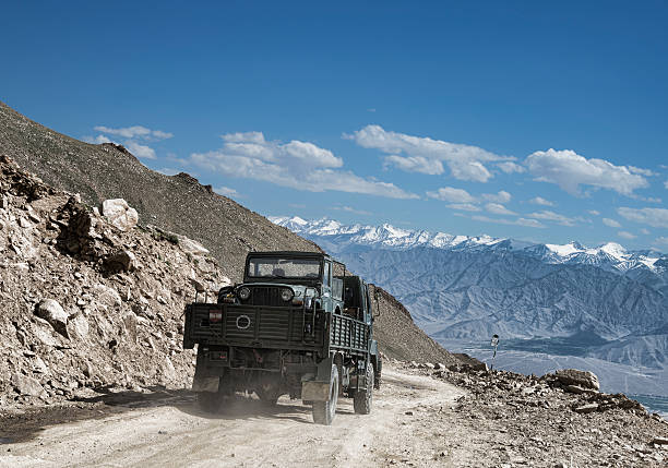 transport de l'armée sur une voiture dans les montagnes de truk - himalayas mountain aerial view mountain peak photos et images de collection