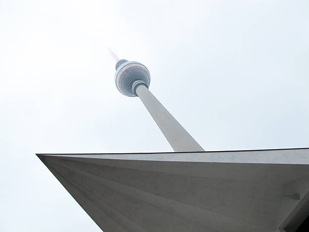 tour de télévision de berlin central à l'alexanderplatz (allemagne) - sendemast photos et images de collection