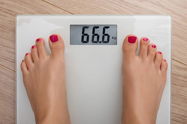 요실 등급표 666 - emaciated weight scale dieting overweight 뉴스 사진 이미지