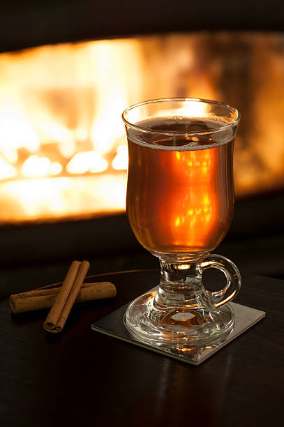 ホットサイダー暖炉のそばで - hot apple cider cider cinnamon heat ストックフォトと画像