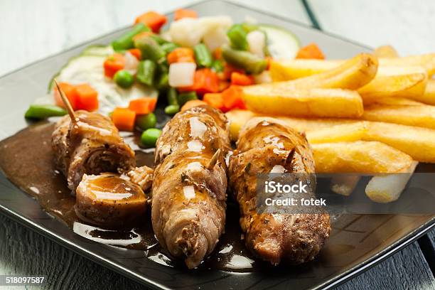 Cerdo Rollos Con Papas Fritas Y Verduras Foto de stock y más banco de imágenes de Carne de cerdo - Carne de cerdo, Patatas preparadas, Roulade