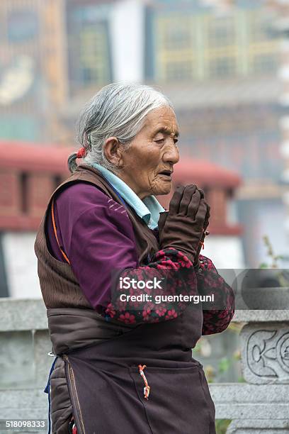 Peregrino Tibetano Medida Barkhor Lhasa Foto de stock y más banco de imágenes de Adulto - Adulto, Asia, Budismo