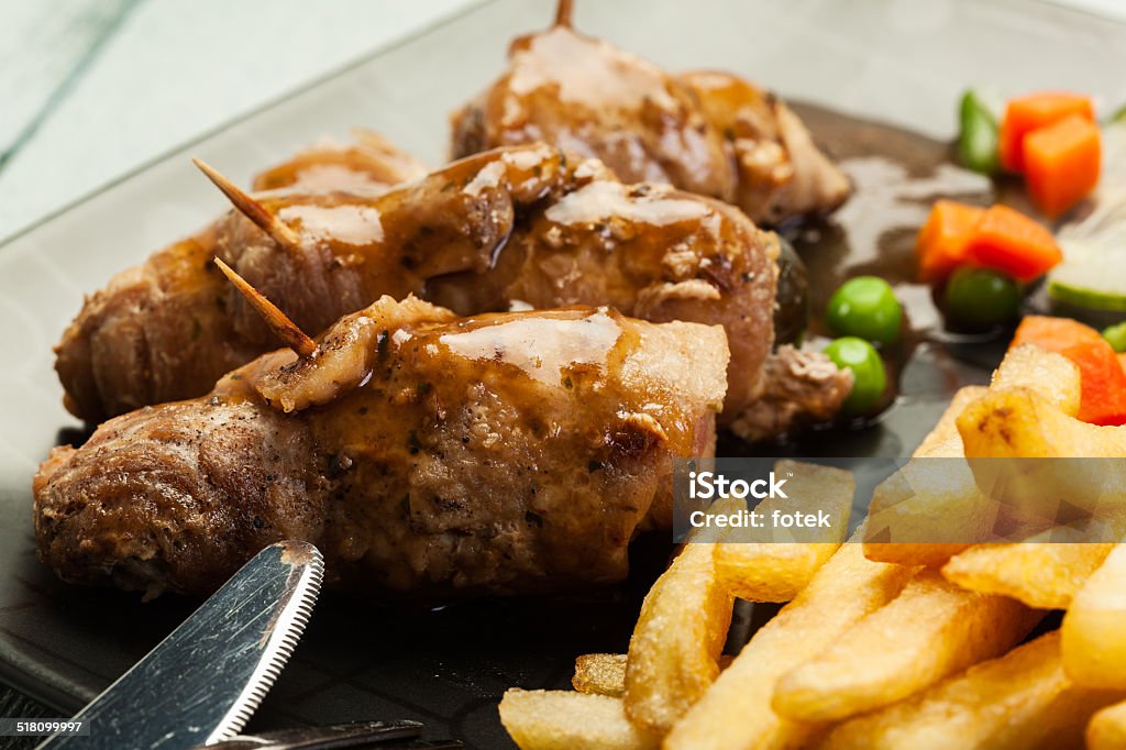 Cerdo rollos con papas fritas y verduras - Foto de stock de Alimento libre de derechos