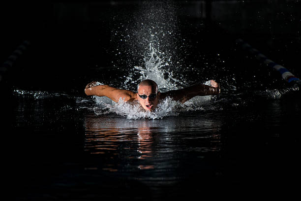 nadador en la piscina de la mariposa - butterfly swimmer fotografías e imágenes de stock